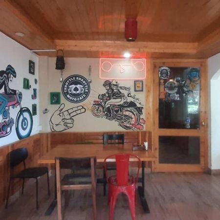 Throttle Shrottle Moto Hostel 마날리 외부 사진